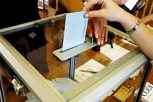 الاوكرانيون يختارون مجالسهم البلدية في انتخابات حاسمة لبوروشنكو