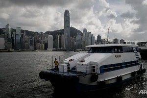 إصابة نحو 100 شخص في تصادم عبارة بجسم مجهول في هونغ كونغ