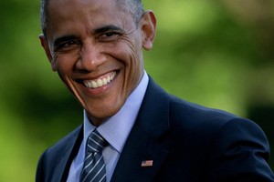 ولي عهد أبوظبي يتلقى اتصالاً هاتفياً من الرئيس الأميركي