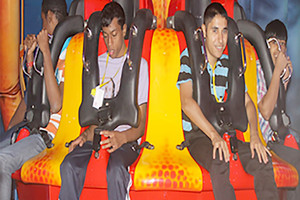 طلبة 'بنك الكويت للتأهيل' في زيارة لماجيك آيلند