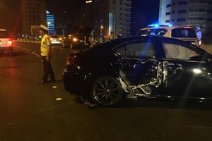 نجاة بحريني دون إصابات بعد أن صدم أطراف السياج لشارع أوال بالجفير