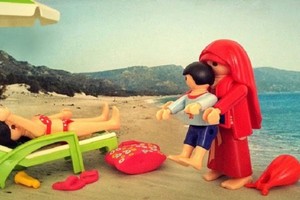 بالصور... أزمة اللاجئين تجسدها ألعاب الأطفال