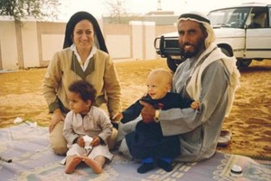 بالصور... قصة عائلتين إماراتية وإسبانية جمعتهما الأخوة بالرضاعة