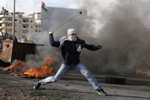 استشهاد فلسطيني وإصابة أخر بإطلاق نار إسرائيلي بالضفة الغربية