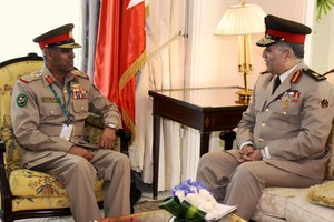 رئيس هيئة الأركان يجتمع مع مساعد وزير الدفاع للعلاقات الخارجية المصرية