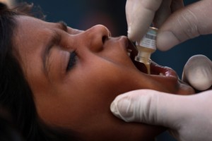 شاهد الصور... عراقيون يأخذون لقاح الكوليرا في العاصمة بغداد أمس