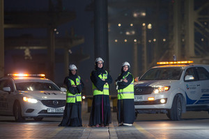 ثلاث إماراتيات يتحكمن في سفن عملاقة بموانئ دبي العالمية