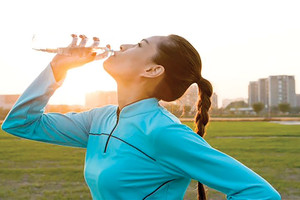 أهمية تغذية الجسم بالماء والسوائل