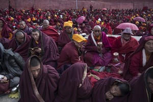 شاهد الصور... طقوس 'الدفن السماوي' لدى البوذيين في التبت