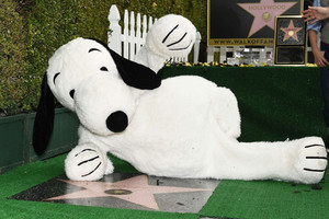 الكلب سنوبي ينضم لنجوم ممشى المشاهير في هوليوود