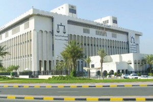 تعويض كويتي 5000 دينار بعد نقله إلى وظيفة وهمية!