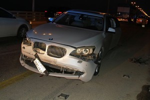 شاهد الصور...تصادم مركبتين بجسر الملك فهد يصيب 7 أشخاص خليجيين بإصابات متفرقة