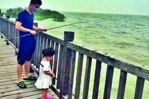 بالصور... أب يبيع كل مايملك ليسافر بابنته حول العالم لمدة 5 سنوات