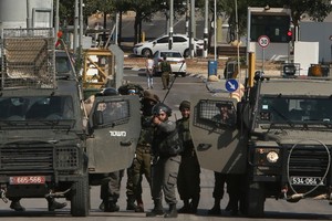 القوات الاسرائيلية تعتقل 10 مطلوبين فلسطينيين بالضفة الغربية