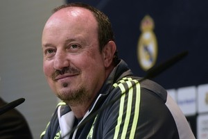 بينيتيز يدعم بنزيمة ويستبعده من مباراة اشبيلية