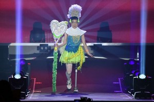 شاهد الصور.... نساء بسيقان صناعية يقدمن عروضا للأزياء في طوكيو