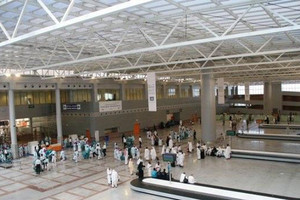 احباط محاولة تهريب زجاجات خمر عبر مطار جدة