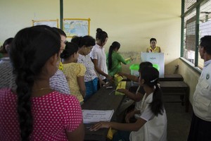 فتح مكاتب الاقتراع لانتخابات تشريعية تاريخية في بورما   