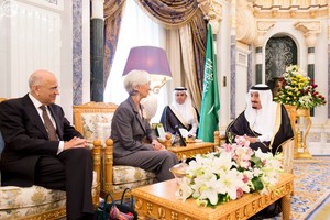 العاهل السعودي يبحث مع لاغارد التعاون بين بلاده وصندوق النقد