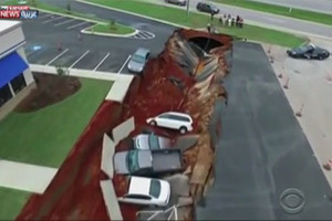 الأرض تبتلع 12 سيارة في ولاية أميركية