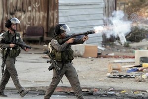 إصابة 11 فلسطينياً برصاص قوات الاحتلال الإسرائيلي