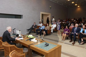 السفارة الأمريكية تنظم محاضرة بعنوان كل قائد هو فنان للدكتور بيكر