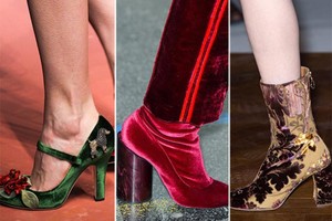المخمل يغزو موضة الأحذية