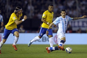 الأرجنتين تتعادل مع البرازيل وتبقي بلا فوز في تصفيات كأس العالم