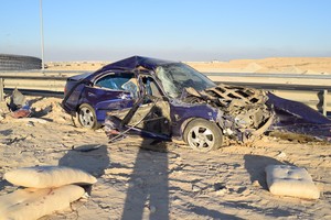 شاهد الصور... تدهور سيارة على شارع خليفة بن سلمان يصيب شابين بإصابات متفرقة