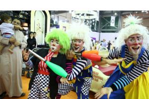 عروض بهلوانية مرحة في أروقة المعرض