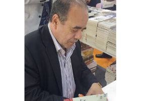 شكري المبخوت يوقع «السيدة الرئيسة»