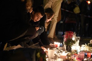 شاهد الصور... وضع الزهور في أماكن الهجمات الإرهابية بباريس