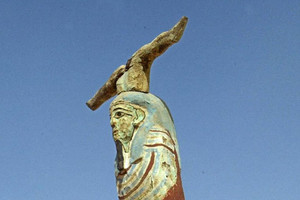 ألماني ينفذ وصية أمه ويعيد تمثالا لمصر