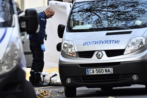 فرنسا تتعهد بالرد 'بلا رحمة' بعد مقتل 129 في سلسلة هجمات