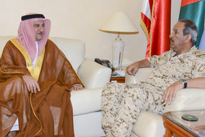 القائد العام يبحث مجالات التعاون مع وزير المتابعة بالديوان الملكي