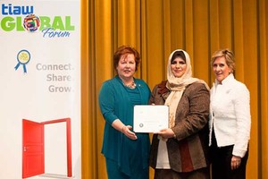 الوكيل المساعد لـ 'الصحة' تنال جائزة التميز في الخدمة العامة