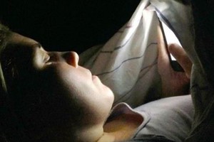 استخدام الهاتف قبل التوجه للفراش يحرمك من ساعة نوم