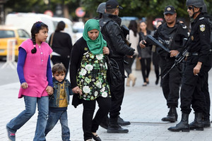 الجيش التونسي يجلي عائلات في المغيلة النائية لحمايتهم من الإرهابيين