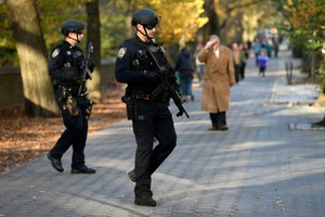 إصابة عدد من الشرطة بجروح خلال عملية مداهمة في شمال باريس