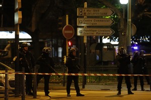 قتيل على الأقل في مداهمات للشرطة في باريس