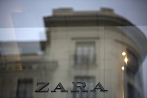 'زارا' تقيل موظفين بعد حادثة منع محجبة من دخول متجرها في باريس