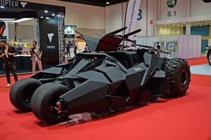 سيارة 'باتمان' في أبوظبي بحثاً عن قائد جديد