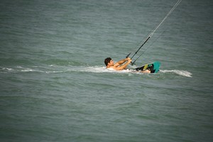 شاهد الصور... مقيمون يمارسون رياضة التزحلق على الماء بساحل مشروع نورانا في كرانة