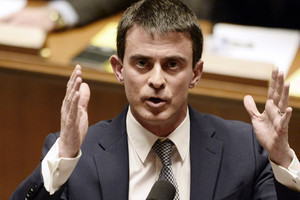 فالس: بعض منفذي اعتداءات باريس استغلوا ازمة اللاجئين للتسلل إلى فرنسا