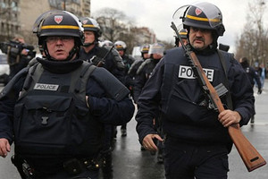 الشرطة الفرنسية تفرج عن سبعة أشخاص اعتقلوا خلال مداهمة الأسبوع الماضي