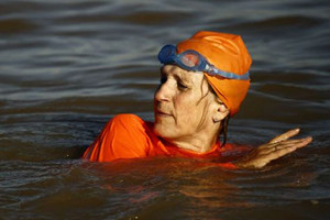 سفيرة هولندا في السودان تسبح في النيل بعد رهان على فيسبوك