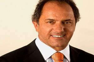 مرشح الحزب الحاكم دانييل سكيولي يعترف بالهزيمة في انتخابات الرئاسة في الأرجنتين