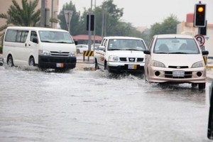 'الأشغال' تحث السائقين على السياقة بحذر فترة هطول الأمطار