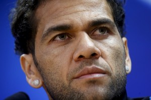 ألفيش يُهاجم رونالدو ويصفه بـ'المغرور'