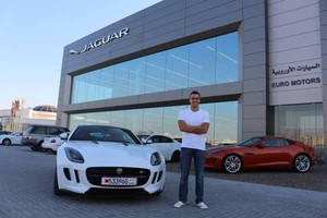 'جاكوار لاند روفر' تسلم السائق العالمي رومان روسينوف سيارة جاكوار F-TYPE لاستخدامها في البحرين